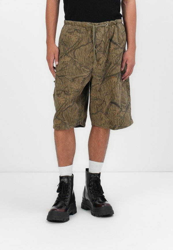 PARACHUTE - Shorts - forest camo