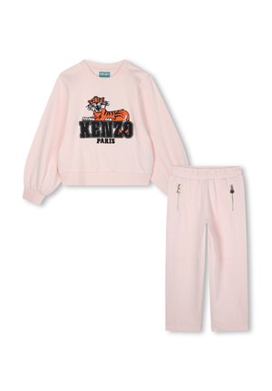 Rosa Sweatshirt und passende Hose mit einem Tigermotiv und dem Schriftzug "KENZO PARIS". Die Hose hat einen elastischen Bund und Reißverschlusstaschen.