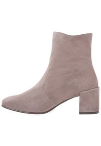Šedá semišová kotníková bota s špičatou špičkou a blokovým podpatkem. Design se vyznačuje čistými liniemi a minimem švů.