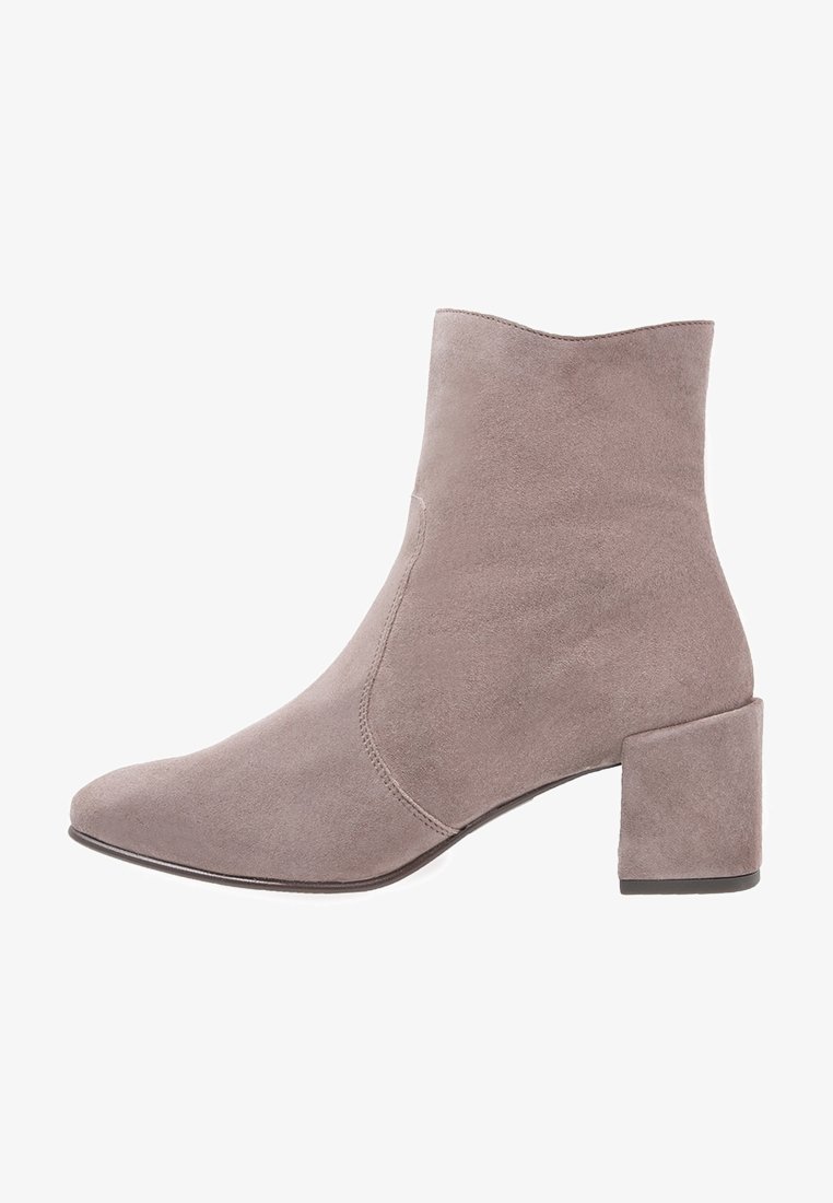Šedá semišová kotníková bota s špičatou špičkou a blokovým podpatkem. Design se vyznačuje čistými liniemi a minimem švů.