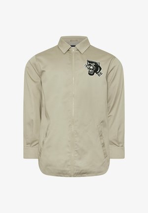 Beige Zip-Jacke mit Kragen, zwei Seitentaschen und schwarzem Pantherkopf-Logo auf der linken Brust.