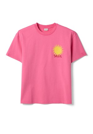 T-shirt rosa acceso a maniche corte con grafica di sole giallo e testo rosso "SOLEIL" sul petto sinistro.