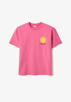 Hellrosa T-Shirt mit kurzen Ärmeln, gelber Sonnen-Grafik und rotem "SOLEIL"-Schriftzug auf der linken Brust.
