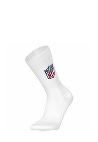 Calcetines de deporte blancos con textura acanalada, que presentan un logotipo de la NFL bordado en azul y rojo en el lado exterior.