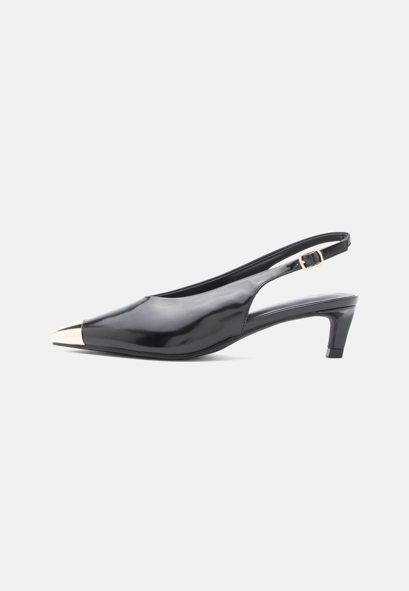 Escarpins à talon en cuir verni noir avec un bout pointu, détail en cap en métal doré et un talon bloc moyen. Bride de cheville ajustable incluse.