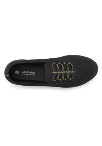 Sneaker nera senza lacci realizzata in tessuto traspirante, con lacci elasticizzati e accenti dorati, e una zona della punta testurizzata per una migliore aderenza.