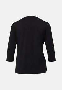 Czarny t-shirt z rękawami o długości trzech ćwiartek i okrągłym dekoltem. Miękka tkanina i gładka faktura, z prostym, nieozdobionym wzorem.