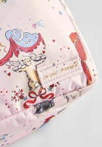 Ružová látková taška s hravými ilustráciami, vrátane zvierat a srdiečok, so prišitým štítkom s nápisom "Cath Kidston Paddington."
