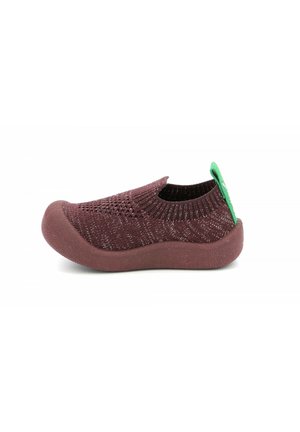Chaussure slip-on marron unique avec tissu tricoté, semelle texturée et languette verte au talon, vue de côté.