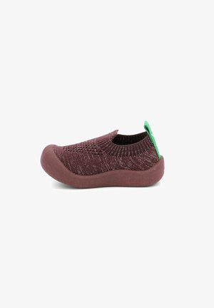 Chaussure slip-on marron unique avec tissu tricoté, semelle texturée et languette verte au talon, vue de côté.