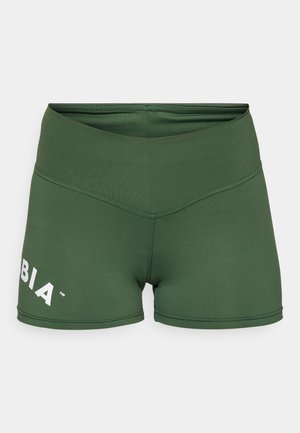 Grüne Sportshorts aus elastischem Material, mit hohem Bund und einem weißen Logo, das auf der linken Vorderseite gedruckt ist.