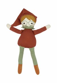 Poupée en tissu avec une tenue marron, des jambes vertes et un chapeau rouge. Porte des lunettes rondes, des détails du visage brodés et des chaussures orange.