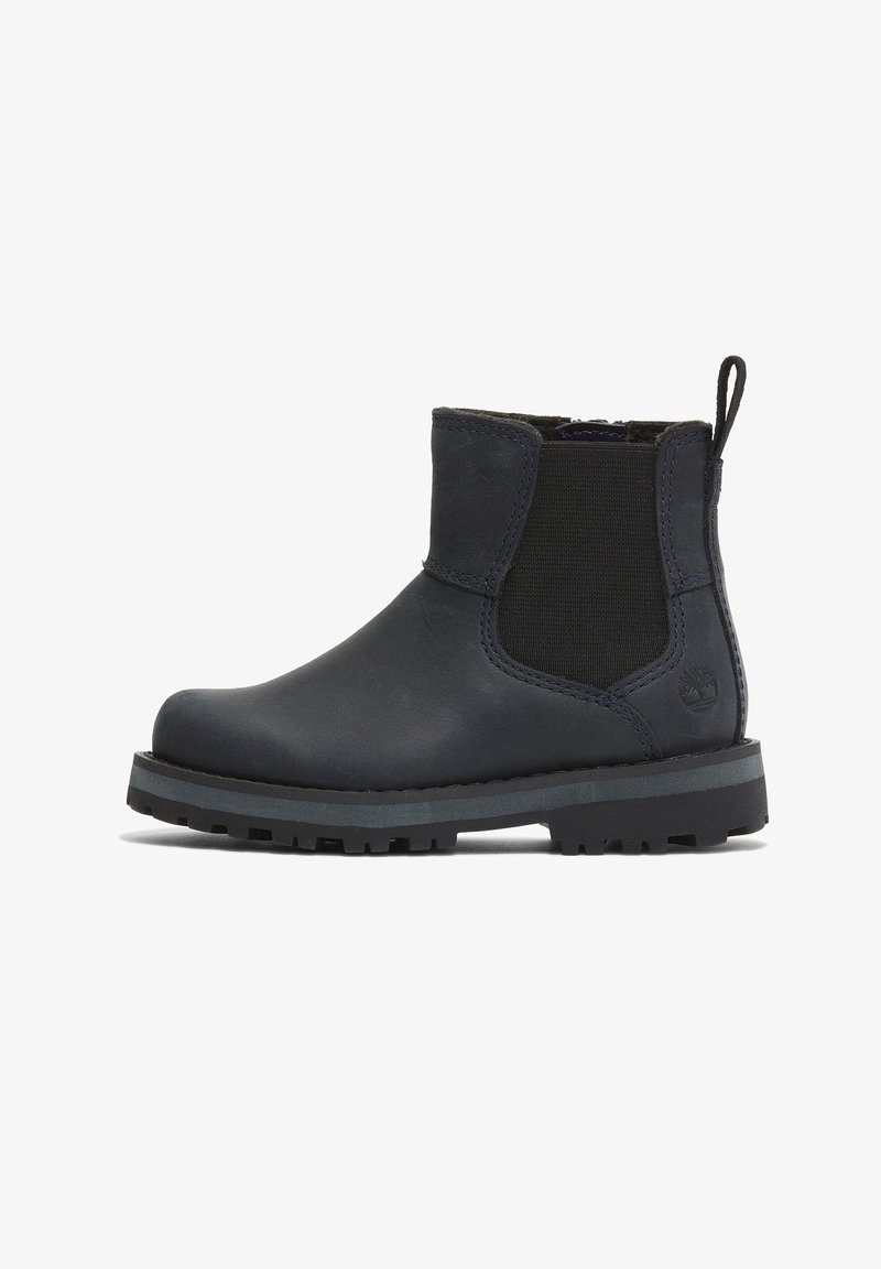 Bottine noire en cuir avec semelle épaisse, panneaux latéraux élastiques, languette à l'arrière et logo Timberland embossé près du talon.