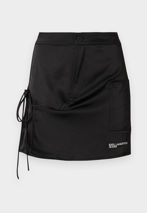 Czarna, satynowa mini spódnica z zapięciem na guziki, bocznym wiązaniem i naszywką z napisem "KARL LAGERFELD JEANS".