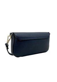 Borsa a busta in pelle blu navy con una finitura testurizzata, dotata di chiusura a pattina e una tracolla rimovibile. I dettagli in oro esaltano il design.