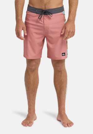 Rosa Badeshorts mit Kordelzugbund, grauem Akzent und gemustertem Seitenpanel. Hergestellt aus dehnbarem Material für Komfort und Bewegungsfreiheit.