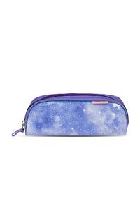 Lila Federmäppchen mit Galaxy-Print, ausgestattet mit einem Reißverschluss und einer dezenten Textur. Akzentuiert mit einem lavendelfarbenen Reißverschluss und Etikett.