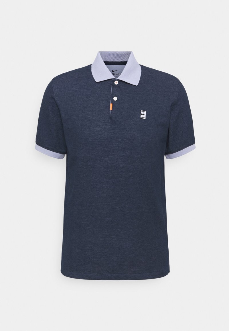 Polo bleu marine à manches courtes avec col et ourlets des manches gris clair, patte de boutonnage à trois boutons et petit logo blanc sur la poitrine gauche.