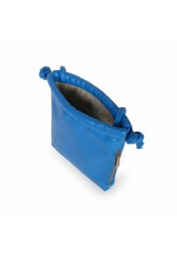 Borsa a mano in pelle blu con una parte superiore morbida e annodata, interno foderato e tasca laterale con zip. Texture liscia con una forma strutturata.