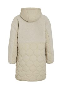 Manteau à capuche beige avec moitié inférieure matelassée et moitié supérieure et manches douces et texturées, vu de dos.