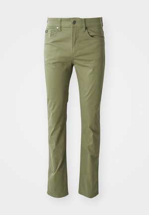 Pantalons en mélange de coton vert olive avec une coupe droite, cinq poches, fermeture à bouton en métal et passants de ceinture. Texture douce et lisse.