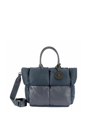 Grande borsa tote imbottita blu navy con tasche frontali in pelle liscia, due manici e tracolla regolabile con un'etichetta rotonda nera con il logo.