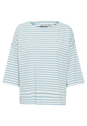 Pasek koszulka z krótkim rękawem w jasnoniebieskim i białym kolorze, wykonana z miękkiego materiału, o luźnym kroju i okrągłym dekolcie. Wzór w poziome paski.