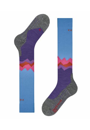 Paar lange Socken mit grauen Fersen und Zehen, violett-blauem Körper und rotem, pinkem sowie violettem bergähnlichem Muster in der Wadenregion.