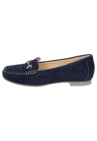 Marineblaue Wildlederslipper mit einem flachen Gummisohle, die mit weißer Naht und einem dekorativen silbernen Kettenakzent auf der Vorderseite versehen sind.