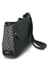 Borsa nera in ecopelle testurizzata, con uno sfondo a motivo geometrico, tasca con zip e tracolla regolabile. Logo del marchio in evidenza.