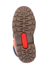 Semelle de chaussure en caoutchouc brun avec des encoches profondes pour une meilleure adhérence. Présente un logo Levi's rouge dans un accent rectangulaire. Multiples motifs texturés.