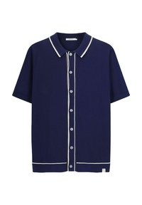 Marineblauwe polo met korte mouwen en witte biezen, een knoopsluiting aan de voorkant en een gladde stoftextuur. Voorzien van een klassieke kraag en subtiele accentstiksels.