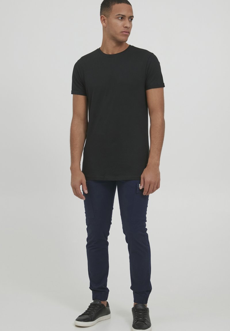 Herren Chinos | 11 Project LOUKA Cargohose insignia blue/blau - CX10359 Herren Chinos | 11 Project LOUKA Cargohose insignia blue/blau - CX10359