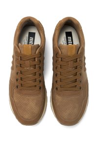 Zapatillas de cuero marrón con puntera perforada, forma redondeada, cordones texturizados y suelas acolchadas. Presenta el logo en la lengüeta y en el lateral.