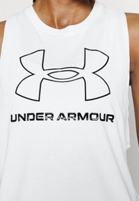 Maglietta senza maniche bianca con un grande logo nero di Under Armour centrato sul petto in lettere grassetto e maiuscole. Tessuto liscio e leggero.
