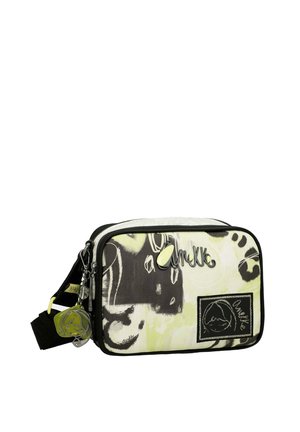Bolso de hombro con estampado en blanco y negro con acentos amarillos, que cuenta con un cierre superior con cremallera, una correa ajustable y detalles de logo.