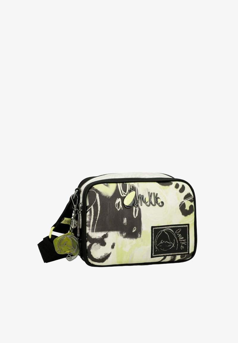 Bolso de hombro con estampado en blanco y negro con acentos amarillos, que cuenta con un cierre superior con cremallera, una correa ajustable y detalles de logo.