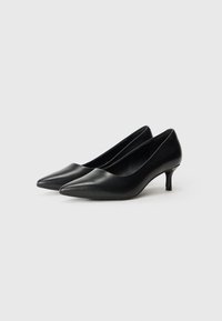 Svarta läderpumps med spetsig tå och låg kittenklack. Slät yta utan synliga mönster eller detaljer, med en klassisk design.