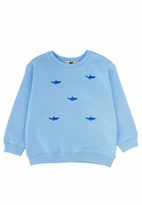 Felpa azzurra chiara con maniche lunghe, scollatura a girocollo, con ricami di squali blu scuro sparsi sulla parte anteriore. Texture morbida, design casual.