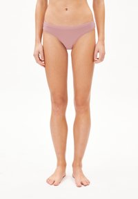 Bas de bikini rose clair avec une large ceinture, texture lisse, coupe basse et design minimaliste. Convient à divers styles de maillots de bain.