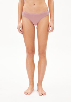 Bas de bikini rose clair avec une large ceinture, texture lisse, coupe basse et design minimaliste. Convient à divers styles de maillots de bain.