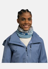 Gaiter de cuello de forro polar azul claro con patrón de rayas azules y blancas, usado con una chaqueta impermeable azul y un suéter crema debajo.