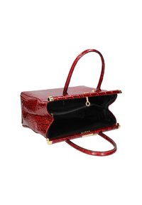 Borsa a mano rossa in pelle con stampa a coccodrillo, dotata di due manici, hardware dorato e tasca interna con zip. Il design aperto rivela un interno nero.