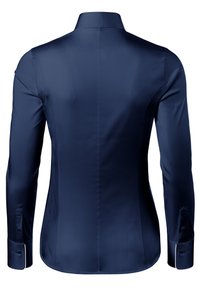 Chemise habillée bleu marine à manches longues, col pointu et poignets boutonnés. Le tissu a une texture lisse et brillante. Design ajusté.