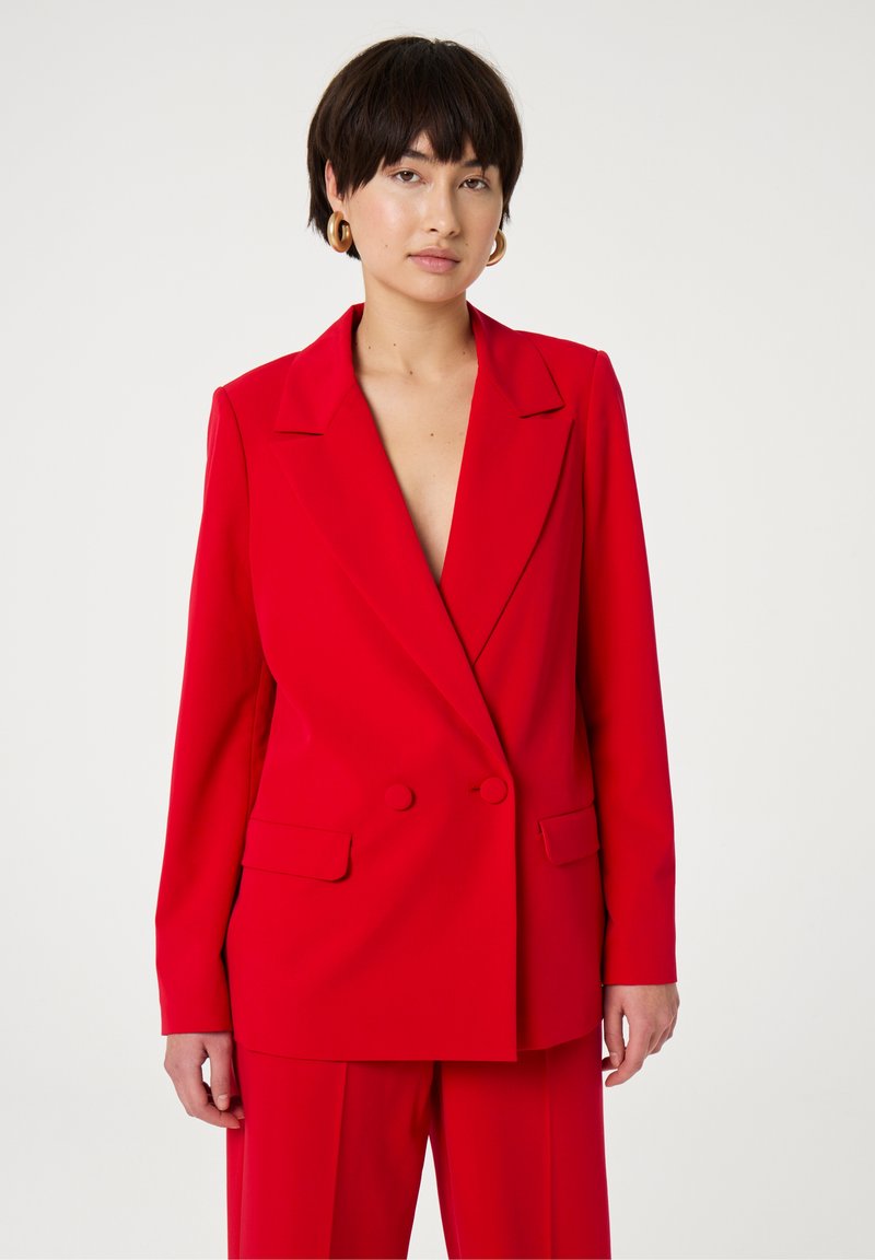 Rode dubbelbreasted blazer van gladde stof, met notch-kleppen, twee voorzakken en een getailleerd silhouet.