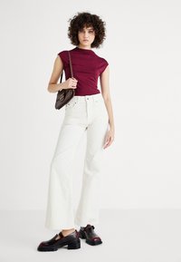 Gina Tricot SOFT TOUCH FUNNEL NECK TOP - Pamata T-krekls - zinfandel