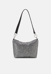 Borsa a tracolla argentata con paillettes, dalla forma curvata, con una tracolla nera e chiusura a zip. Presenta dettagli metallici e una finitura liscia.