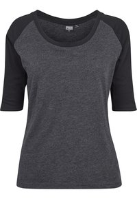 Grå baseball T-skjorte med svarte trekvart-ermer. Stoffet er mykt, med rund hals og en avslappet passform. Merket leser "Urban Classics."