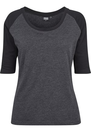 T-shirt de baseball gris avec des manches trois-quarts noires. Le tissu est doux, avec un col rond et une coupe décontractée. L'étiquette indique "Urban Classics".