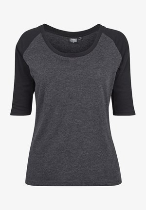 Hall riietus, millel on mustad kolmveerandi varrukad. Kangas on pehme, ümar kaelus ja mugav lõikega. Sildil on kirjas "Urban Classics."